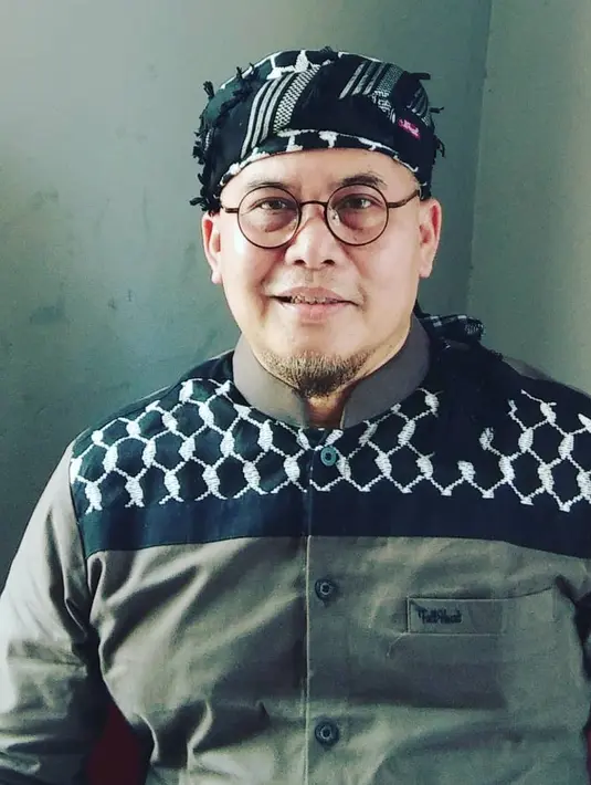 Denny Chandra salah satu artis yang terbilang padat.  Tidak hanya dikenal sebagai komedian, ia juga pembawa acara, pemeran, dan juga penyanyi. Ia bersama kawan-kawannya membentuk grup P-Project di mana lagu-lagu mereka berisikan humor. [Instagram/dennych]