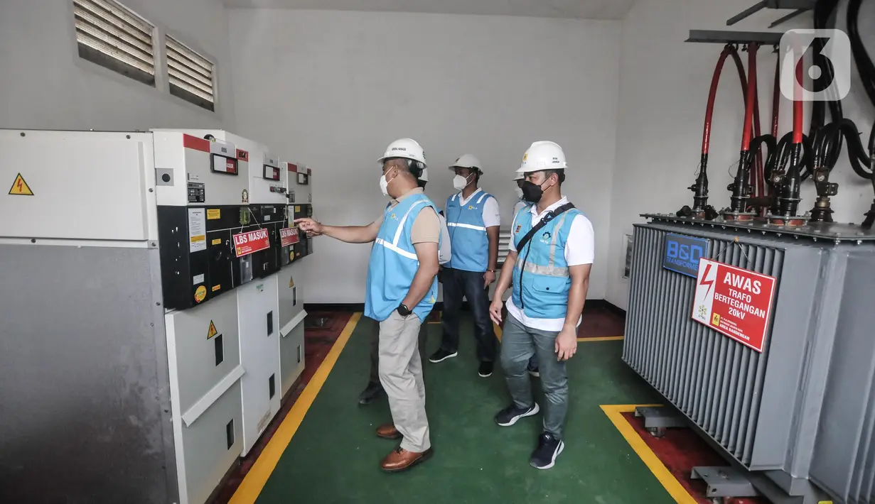 General Manager PLN Unit Induk Distribusi Jakarta Raya Doddy B. Pangaribun bersama petugas mengecek kesiapan pasokan listrik di Sirkuit Formula E, Ancol, Jakarta Utara, Kamis (12/5/2022). (merdeka.com/Iqbal S. Nugroho)