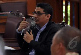 Kuasa hukum Budi Gunawan bertanya kepada Zainal Arifin Mochtar di praperadilan Budi Gunawan. Zainal dihadirkan menjadi saksi ahli oleh kuasa hukum KPK, Pengadilan Negeri Jakarta Selatan, Jumat (13/2/2015). (Liputan6.com/Johan Tallo)