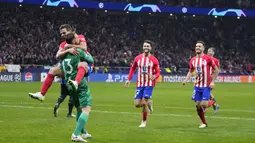 Para pemain Atletico Madrid merayakan kemenangan atas Inter Milan dalam laga leg kedua babak 16 besar Liga Champions di Estadio Metropolitano, Kamis (14/3/2024). (AP Photo/Manu Fernandez)