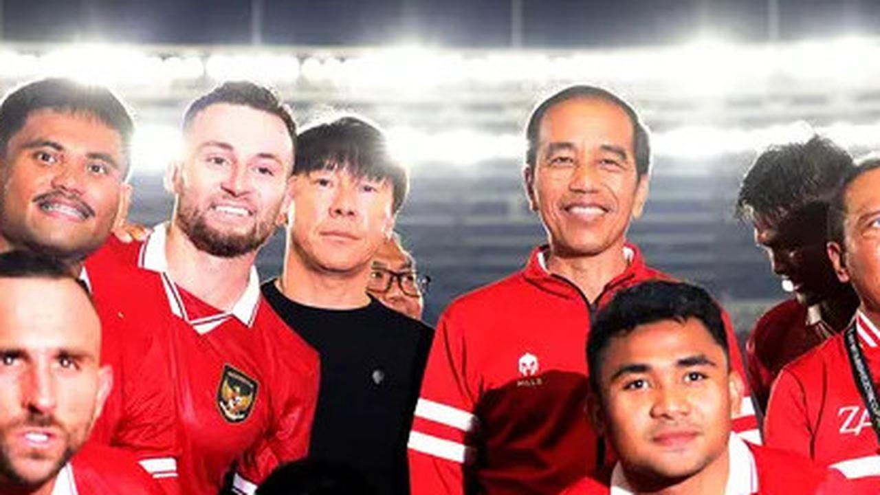 VIDEO: Ekspresi Bahagia Jokowi Tonton Timnas Bantai Saudi 2-0, Teriak Histeris Bersama Masyarakat