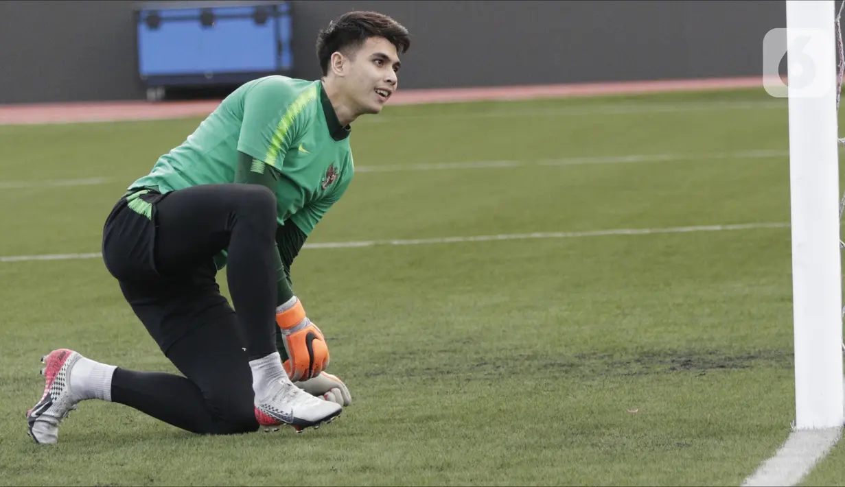 Kiper Timnas Indonesia U-22, Nadeo Argawinata, tersenyum saat latihan di Stadion Rizal Memorial, Manila, Senin (25/11/2019). Latihan ini persiapan jelang laga SEA Games 2019 melawan Thailand. (Bola.com/M Iqbal Ichsan)