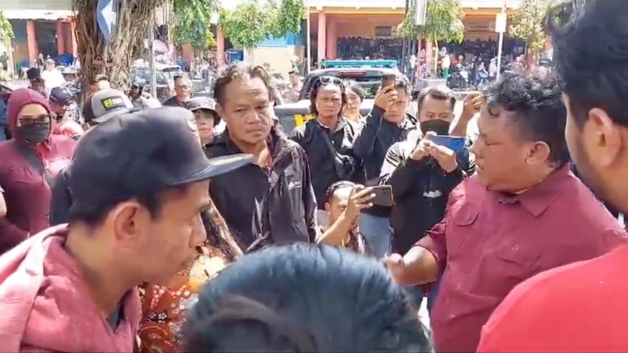 Endah menerangkan pria yang membentangkan spanduk itu mengalami kekerasan dari pihak yang katanya mengamankan.