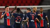 Pemain PSG merayakan kemenangan atas Metz pada laga Liga Prancis di Stadion Parc des Princes, Paris, Kamis (17/9/2020) dini hari WIB. PSG menang 1-0 atas Metz. (AFP/Frankc Fife)