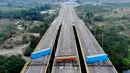 Pasukan militer Venezuela memblokir perbatasan dengan Kolombia di Jembatan Tienditas, Cucuta, Kolombia, Rabu (6/2). Militer memblokade Jembatan Tienditas menggunakan sebuah tanker bahan bakar dan dua kontainer. (EDINSON ESTUPINAN / AFP)