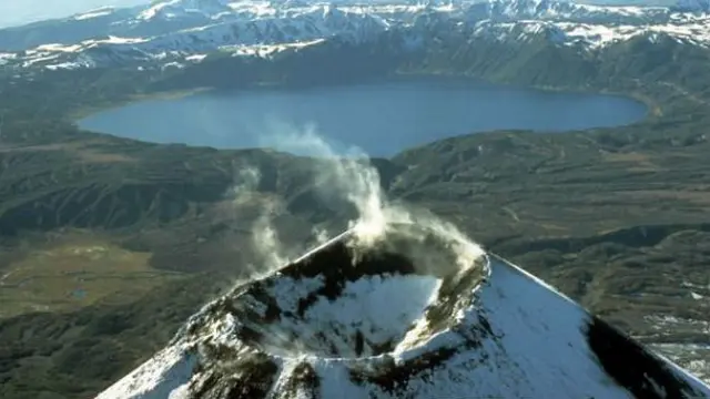 Kaldera Akademia Nauk yang dipenuhi danau di Karymsky, Semenanjung Kamchatka Rusia (wikimedia commons)