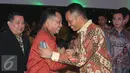Mantan Kalpoda Metro Jaya, Irjen Pol Tito Karnavian bersalaman dengan penggantinya Irjen Pol Moechgiyarto pada saat acara Pisah Sambut Kapolda Metro Jaya di Balai Pertemuan Polda Metro Jaya, Jakarta, Senin (21/3). (Liputan6.com/Herman Zakharia)