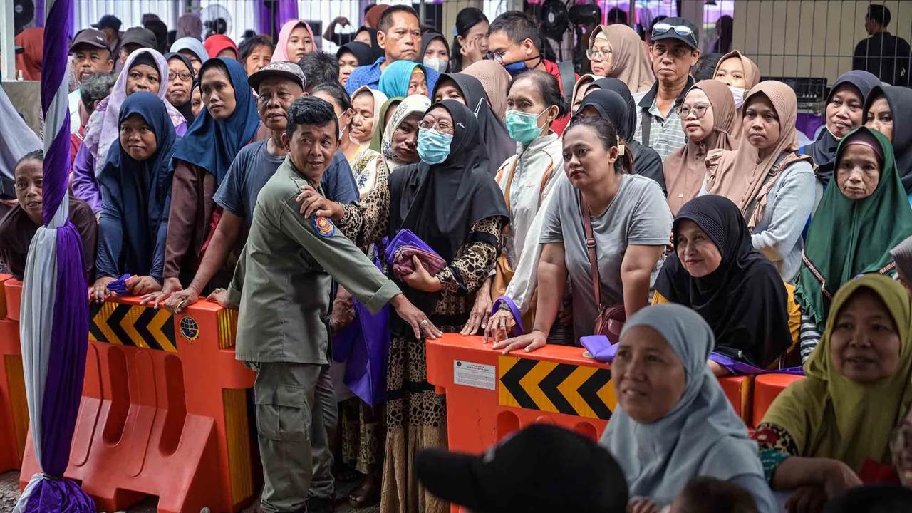 FOTO: Antusiasme Warga Sambut Aksi Sosial Ramadan di Surabaya