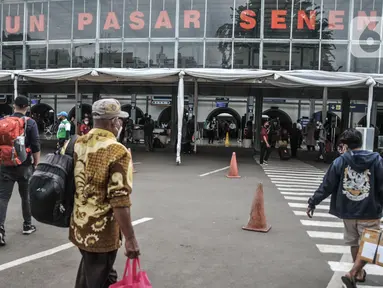 Suasana Stasiun Pasar Senen, Jakarta, Senin (20/12/2021). Jelang libur Natal dan Tahun Baru, kepadatan penumpang kereta api jarak jauh mulai terlihat di Stasiun Pasar Senen. (merdeka.com/Iqbal S. Nugroho)