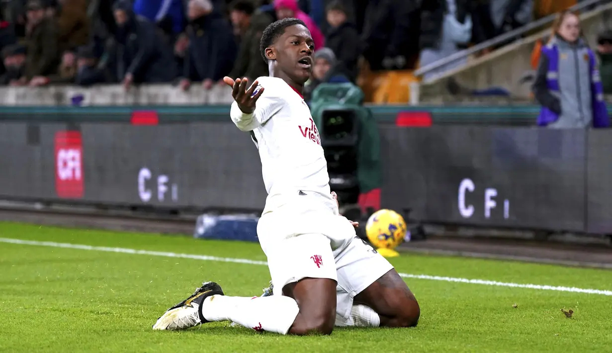 Pemain Manchester United, Kobbie Mainoo, melakukan selebrasi setelah mencetak gol ke gawang Wolverhampton Wanderers pada laga Liga Inggris pekan 22 di Stadion Molineux, Jumat (2/2/2024). MU menang dengan skor 4-3. (AP Photo/Rui Vieira)