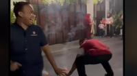 Jokowi Rayakan Tahun Baru dengan Main Kembang Api Bareng Cucu, Ekspresi Paspampres Bikin Salah Fokus. foto: TikTok @menujuindonesiamaju