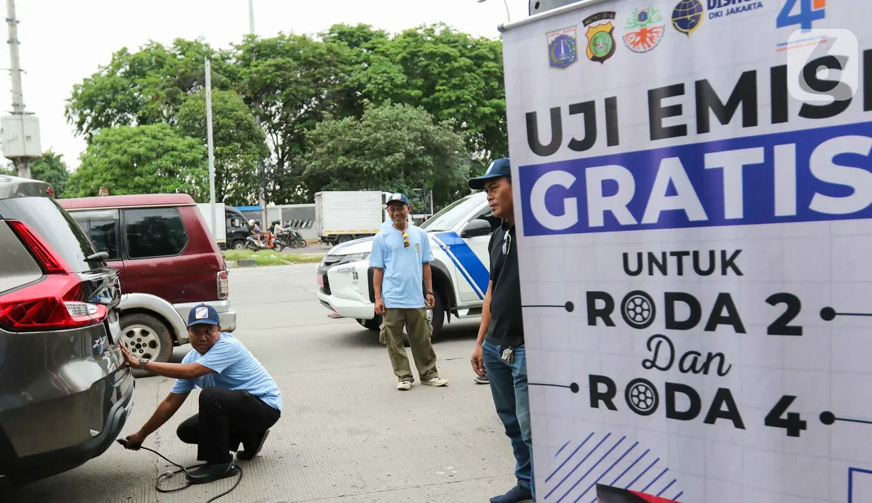 Petugas melakukan uji emisi kendaraan di kawasan Jalan Perintis Kemerdekaan, Kelapa Gading, Jakarta Utara, Selasa (3/12/2024). (Liputan6.com/Herman Zakharia)