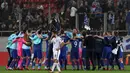 Pemain Kroasia merayakan kemenangan atas Yunani seusai laga leg kedua play-off Piala Dunia 2018, di Stadion Karaiskakis, Senin (13/11). Meski bermain imbang, Kroasia tetap lolos ke putaran final berkat keunggulan agregat 4-1. (AP/Thanassis Stavrakis)