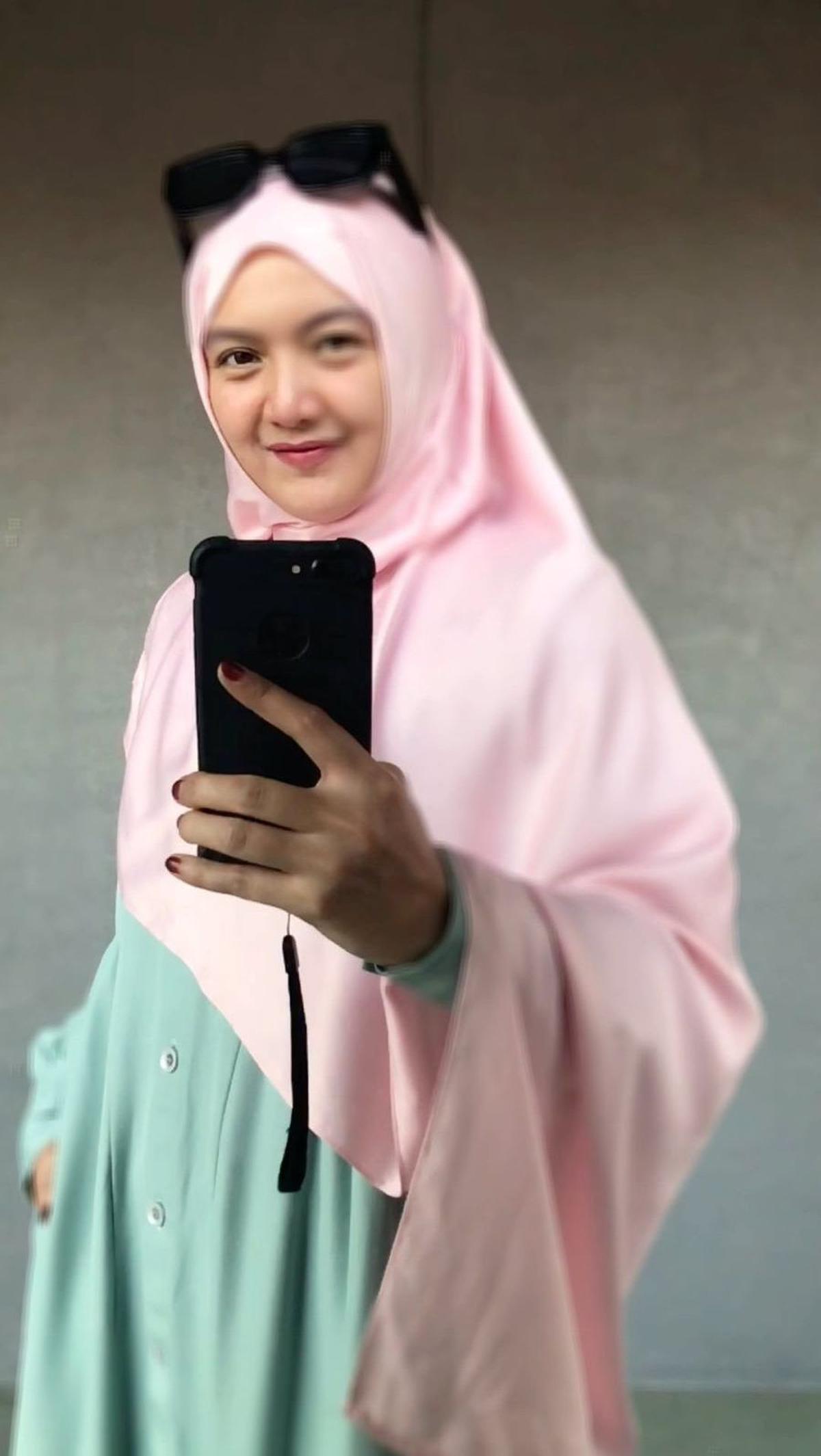 Sama seperti sebelumnya, wanita 41 tahun ini masih tetap memiliki paras yang cantik.
