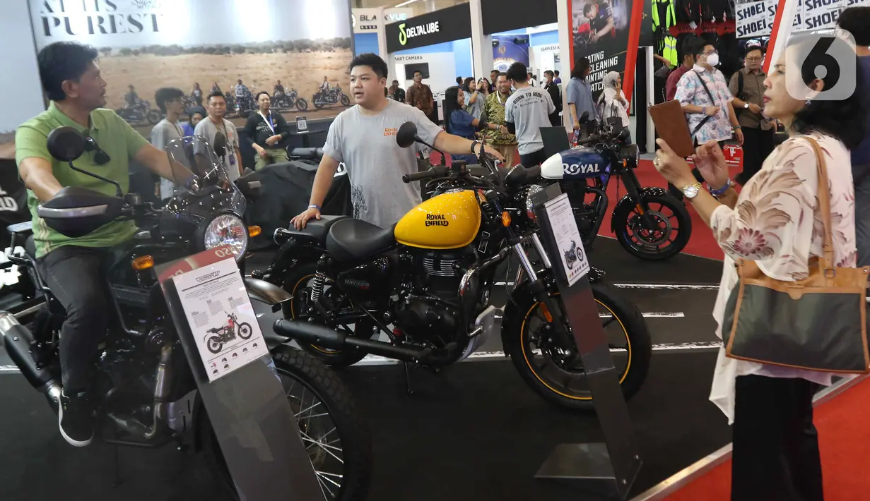 Pengunjung mengamati motor listrik yang dipamerkan pada ajang pameran otomotif Gaikindo Indonesia International Auto Show (GIIAS) 2022 di ICE BSD, Tangerang, Banten, Kamis (10/8/2023). (Liputan6.com/Angga Yuniar)
