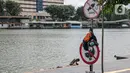 Sejumlah anak berenang di Danau Sunter, Jakarta, Selasa (2/2/2021). Minimnya lahan bermain anak membuat mereka memanfaatkan tempat yang tidak semestinya untuk bermain karena adanya risiko hanyut dan tenggelam bila tidak mampu untuk berenang. (Liputan6.com/Faizal Fanani)