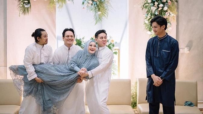 6 Potret Dinda Hauw Dengan Ketiga Kakak Laki Lakinya Akrab Banget Hot Liputan6 Com