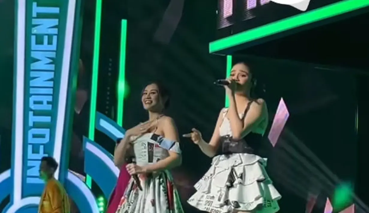 Membawakan lagu hits, Syifa Hadju dan Aaliyah Massaid tampil kembar dengan dress bermotif mirip koran [@sctv]