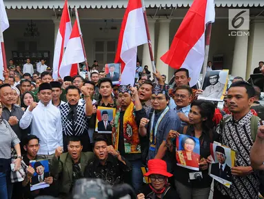 Mantan Kepala BIN AM Hendropriyono (tengah) foto bersama dengan para peserta acara Musyawarah Kaum Muda Indonesia di Gedung Joang 45, Menteng, Jakarta Pusat, Minggu (19/5/2019). Acara bertema Kesadaran Nasional untuk Menjaga Persatuan dan Kesatuan NKRI Pasca Pemilu 2019. (Liputan6.com/Angga Yuniar)