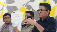 Direktur Eksekutif Amnesty International Indonesia, Usman Hamid (kanan) memberi keterangan di Jakarta, Kamis (5/4). Amnesty International Indonesia menyesalkan putusan MA yang menolak PK kasus Basuki Tjahaja Purnama. (Liputan6.com/Helmi Fithriansyah)