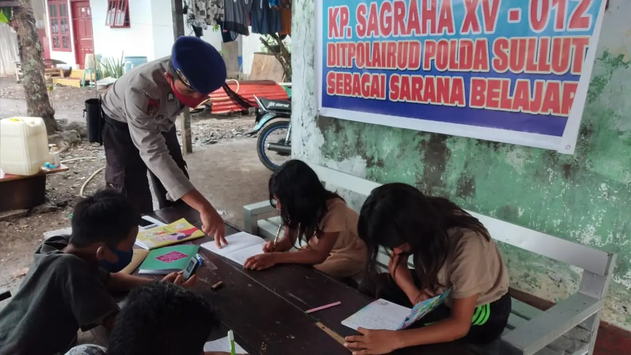Dalam proses belajar daring yang diikuti sekitar 46 pelajar SD hingga SMA ini, turut didampingi para personel Ditpolairud.