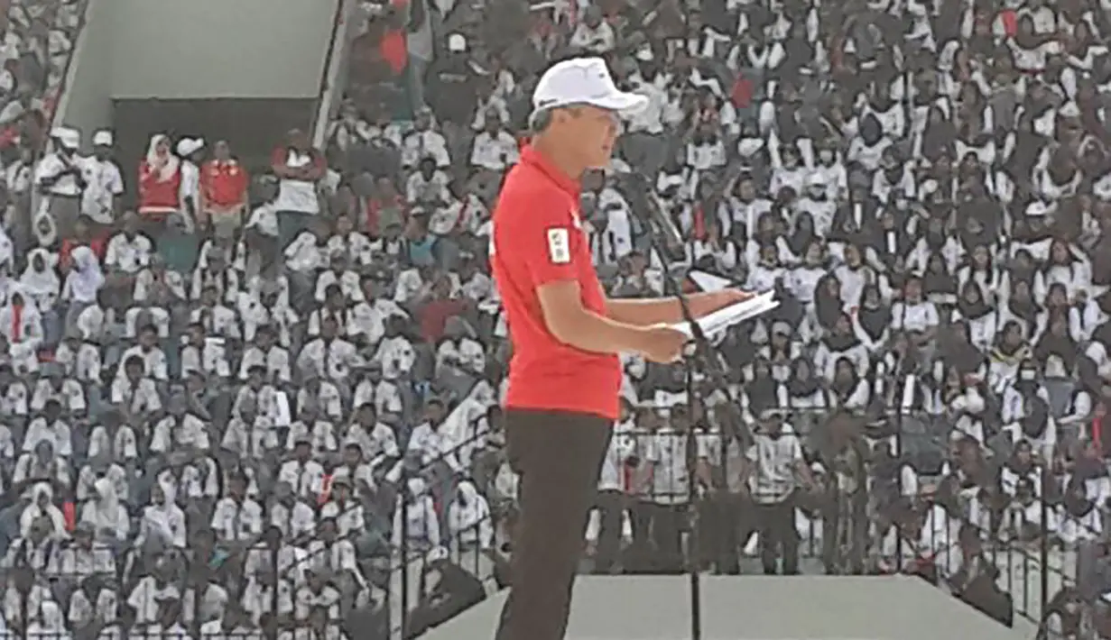 Gubernur Jawa Tengah, Ganjar Pranowo, saat acara perayaan Hari Olahraga Nasional ke-34 di Stadion Dr. H. M. Soebroto, Magelang, Sabtu (9/9/2017). Haornas tahun ini mengangkat tema "Olah Raga yang Menyatukan Kita". (Bola.com/Dorojatun)  