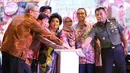 Gubernur DKI Jakarta Anies Baswedan (kedua kiri) menekan tombol saat pembukaan event Jakarta Fair 2018 di JIExpo Kemayoran, Jakarta Pusat, Rabu (23/5). (Liputan6.com/Immanuel Antonius)