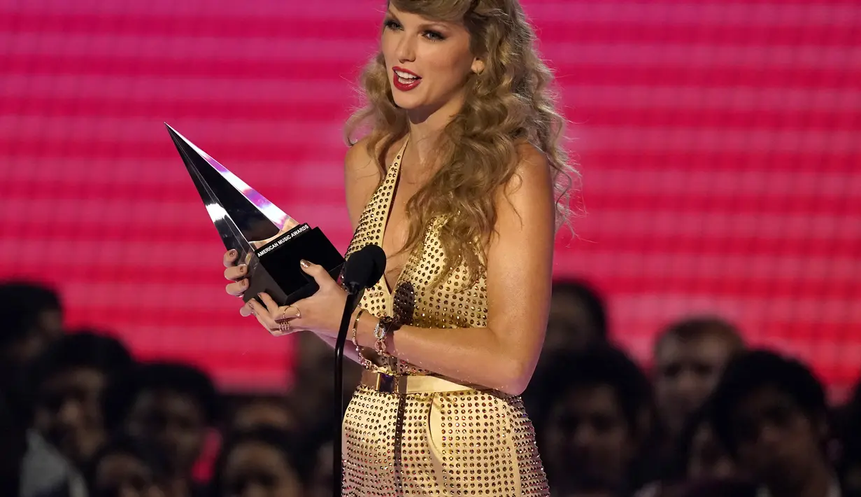 Taylor Swift menerima penghargaan untuk album pop favorit untuk "Red (Taylor's Version)" di American Music Awards di Microsoft Theater di Los Angeles pada Minggu, 20 November 2022. Taylor Swift kembali mendapatkan penghargaan tahun ini di American Music Awards 2022. (AP Photo/Chris Pizzello)