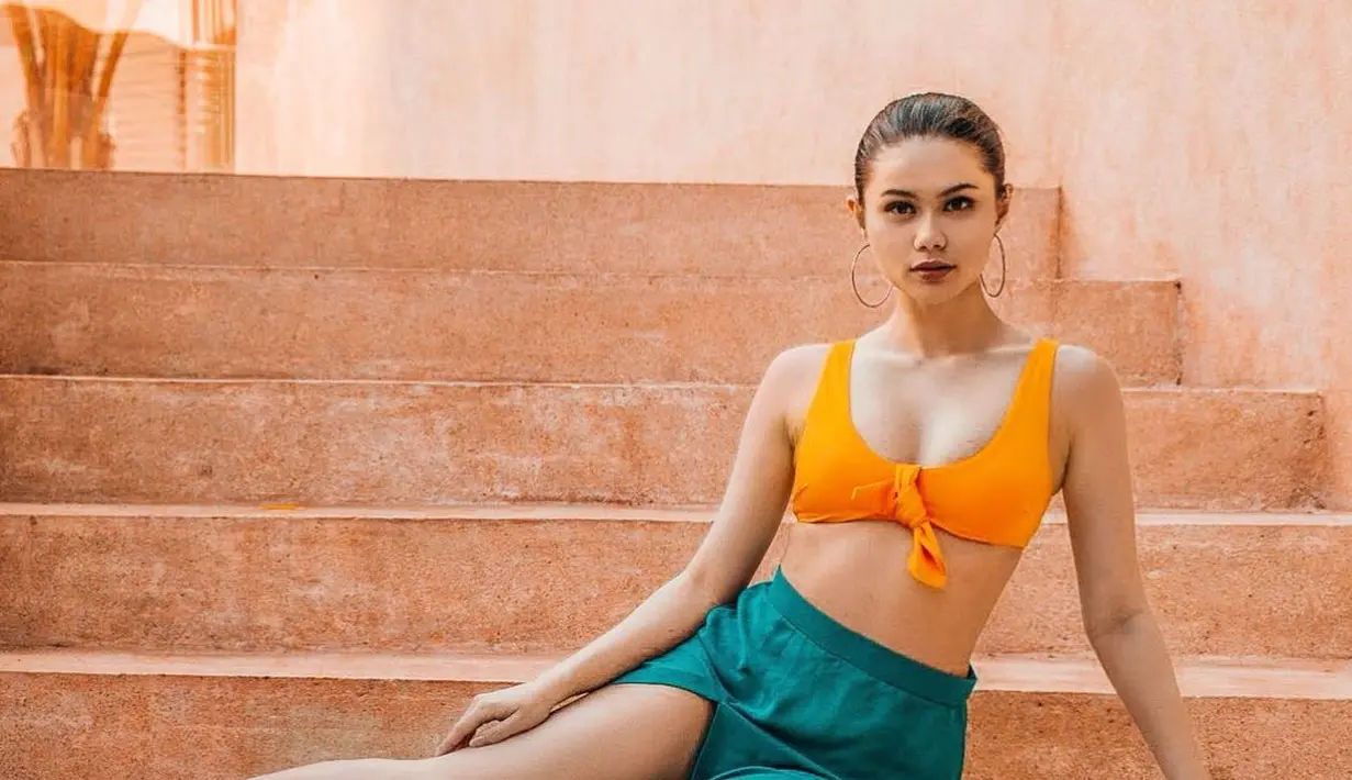 Potret anggun nan memesona Fabienne Nicole dengan summer look. Cropped top oranye dipadunya dengan rok rumbai hijau yang kontras, namun tetap terlihat serasi. [Foto: Instagram/fabienne_fng]
