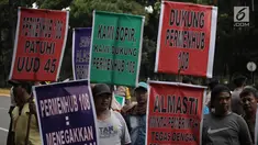 Aliansi Masyarakat Transportasi Nasional membawa spanduk mendukung Permenhub No 108 Tahun 2017 di Kementerian Perhubungan, Jakarta, Kamis (1/2). Mereka menyuarakan dukungan atas diterapkannya Permenhub terkait taksi online ini (Liputan6.com/Arya Manggala)