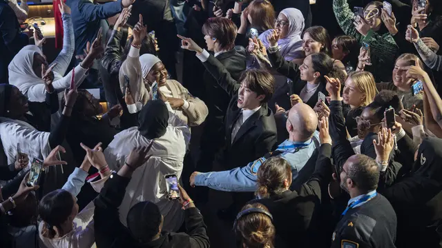 Seventeen tampil di Unesco Youth Forum. (AP Photo / Lewis Joly)