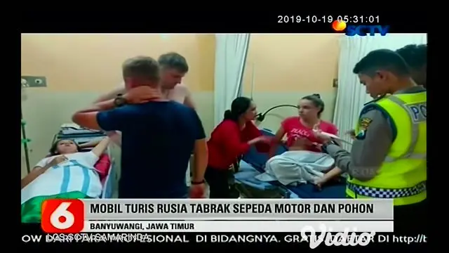 Akibat sopir mengantuk sebuah mini bus berpenumpang 5 warga negara asing Rusia ringsek setelah menabrak sepeda motor dan pohon, beruntung kecelakaan tersebut tidak menelan korban jiwa, 5 turis asal Rusia selamat dan hanya mengalami luka.