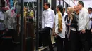 Presiden Joko Widodo memasuki salah satu gerai saat menghadiri peresmian Halal Park di Kompleks Gelora Bung Karno (GBK), Senayan, Jakarta, Selasa (16/4). Halal Park diharapkan menjadi tempat bagi para pelaku di industri halal untuk mengembangkan ide dan kreativitasnya. (Liputan6.com/Angga Yuniar)
