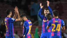 Lagkah Barcelona di Liga Champions 2021/2022 harus terhenti usai finis di posisi ke 3 klasemen akhir Grup E. Hal tersebut membuat Blaugrana harus turun kasta dan berlaga di Liga Europa atau Liga Malam Jumat untuk pertama kalinya sejak musim 2003/2004. (AFP/Lluis Gene)