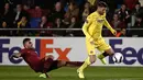 Pemain As Roma, Bruno Peres (kiri) mencoba mengambil bola dari kaki pemain Villarreal, Nicola Sansone pada laga 32 besar Liga Eropa di Ceramica stadium, Villarreal, (16/2/2017). Roma menang 4-0. (EPA/Manuel Bruque)