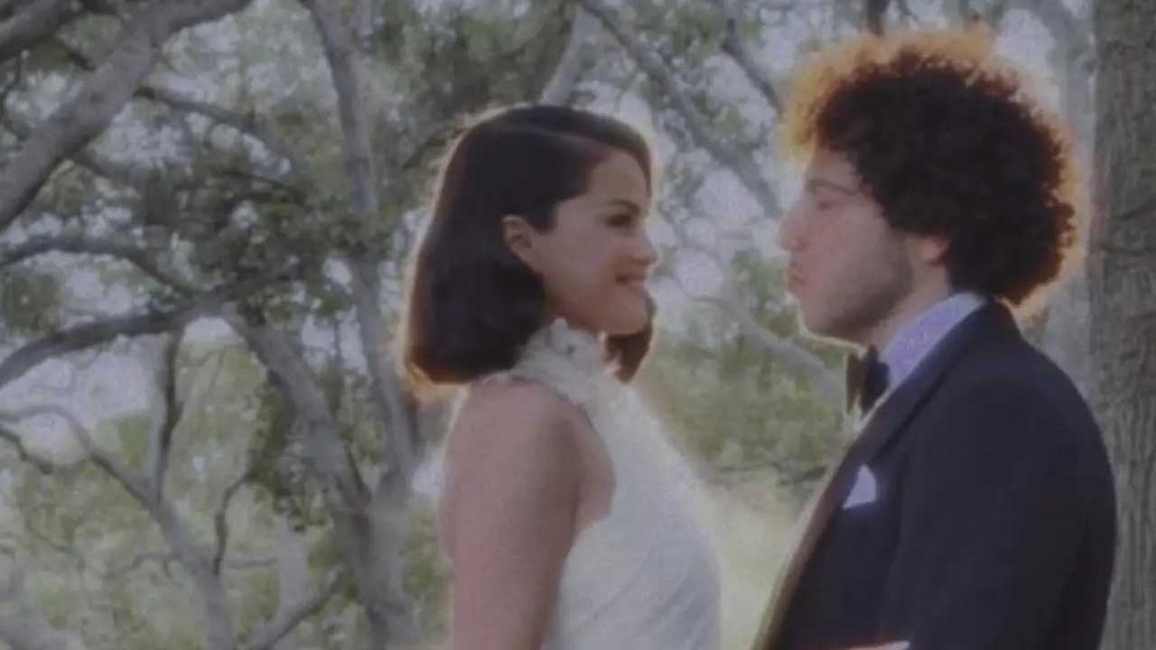 Selena Gomez Resmi Menikah dengan Benny Blanco, Tampil Anggun dalam Gaun Halter dengan Punggung Terbuka Ralph Lauren