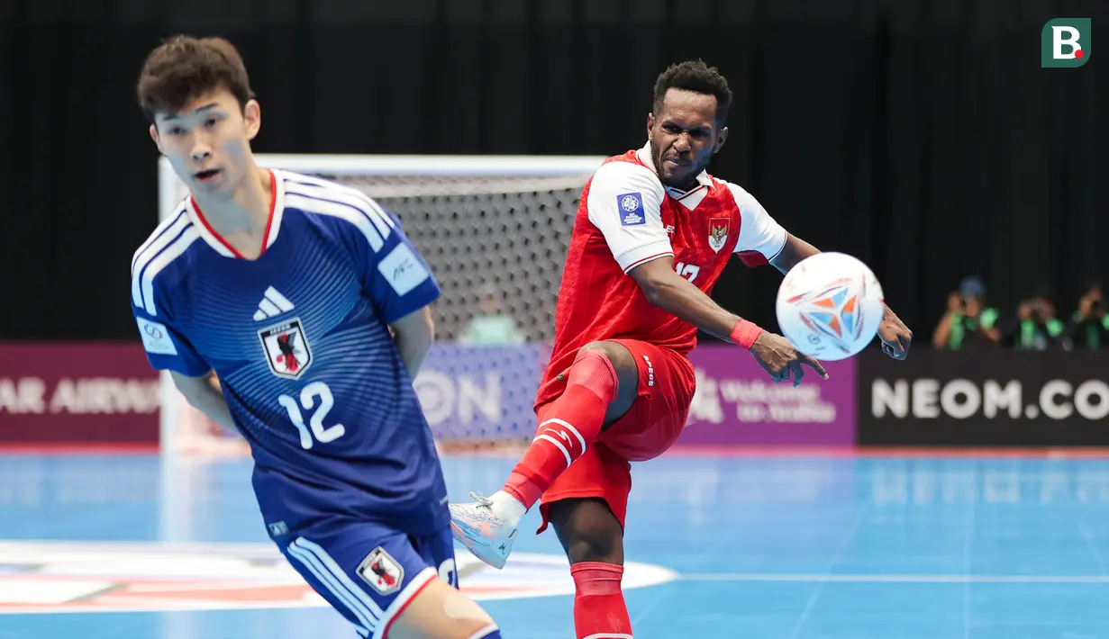 Pemain Timnas Futsal Indonesia, Wendy Brian (kanan) berusaha mencetak gol dihalangi pemain Jepang, Kokoro Harada dalam laga semifinal Piala Asia Futsal 2026 melawan Jepang di Indonesia Arena, Senayan, Jakarta, Kamis (05/02/2026). (Bola.com/Bagaskara Lazuardi)