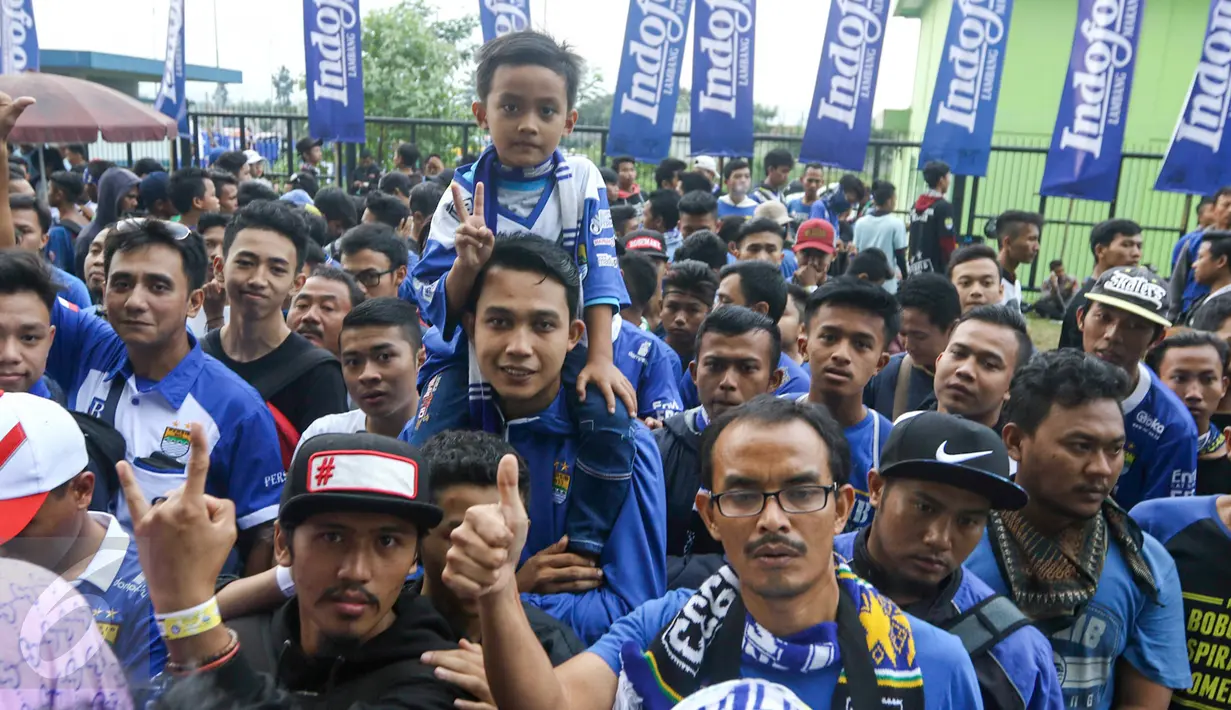 Bobotoh membawa anaknya saat ingin menyaksikan aksi Essien dan Cole di laga Persib Bandung di Stadion Gelora Bandung Lautan Api (GLBA), Jawa Barat, Sabtu (15/4). (Liputan6.com/Yoppy Renato)