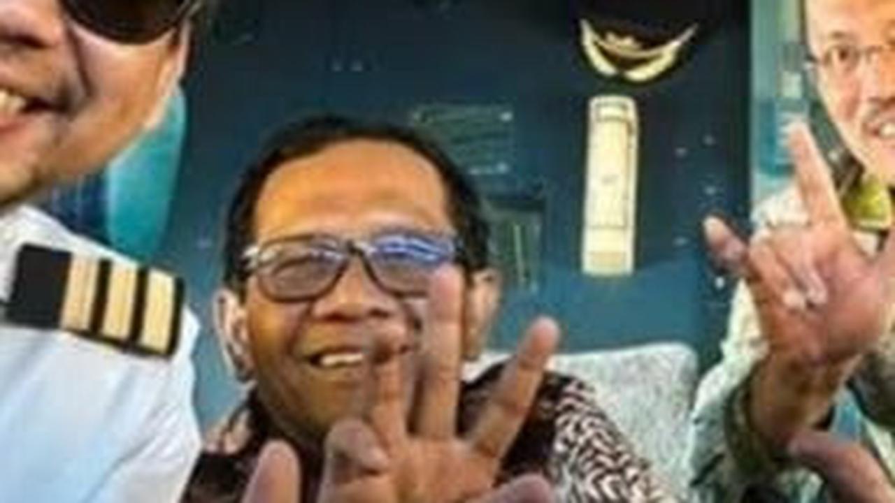 Mahfud MD Diajak Pilot Garuda Masuk Kokpit dan Salam 3 Jari, Ini Aturan Bagi Penumpang Pesawat