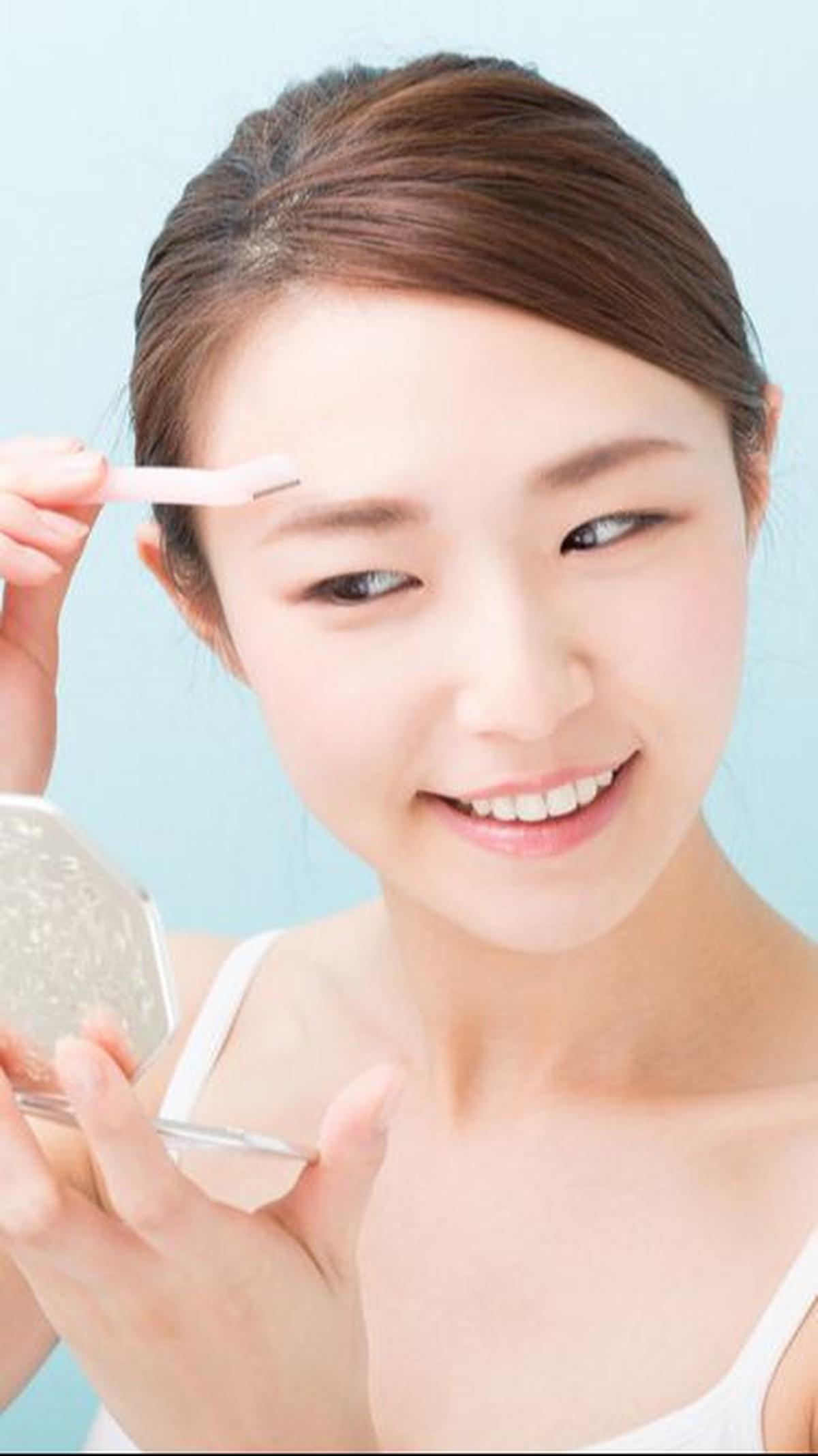 1. Pilih Concealer Bentuk Pensil untuk Menyamarkan Bekas Jerawat dengan Ukuran Kecil<br>