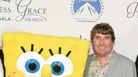 Stephen McDannell Hillenburg atau akrab disapa Stephen Hillenburg berpose bersama tokoh kartun ciptaannya, SpongeBob Squarepants. (File AFP)