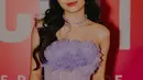 Katyana Mawira tampil bak balerina dengan strapless tulle dress lilac. Gaun bersiluet A-Line memiliki aksen korset dan embellishment bunga di bagian neckline. Kalung rantai tipis jadi aksesosi pelengkap tampilan princess Katyana [@katyanamawira]