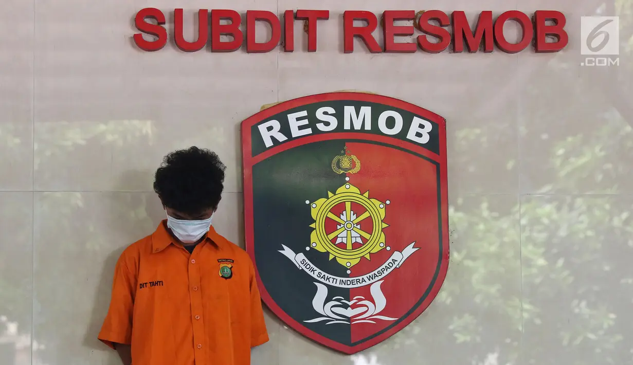 Pelaku dihadirkan saat rilis di Polda Metro Jaya, Jakarta, Rabu (19/6/2019). Subdit 3 Resmob Dit Reskrimum Polda Metro Jaya berhasil mengungkap kasus pencurian dengan kekerasan ojek online dan Pencurian dengan modus pemberatan modus congkel ATM dari tangan pelaku. (Liputan6.com/Herman Zakharia)