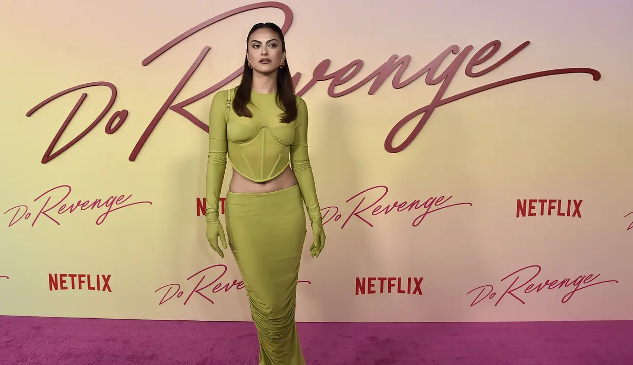 Camila Mendes berpose saat menghadiri pemutaran perdana film "Do Revenge," di Netflix di Vine TUDUM Theater di Los Angeles, California, Rabu, 14 September 2022. Untuk aksesori, ia mengenakan sepasang anting-anting stud pink dan emas yang dipadukan dengan perangkat keras emas mengkilap pada kord hijaunya. (Photo by Jordan Strauss/Invision/AP)