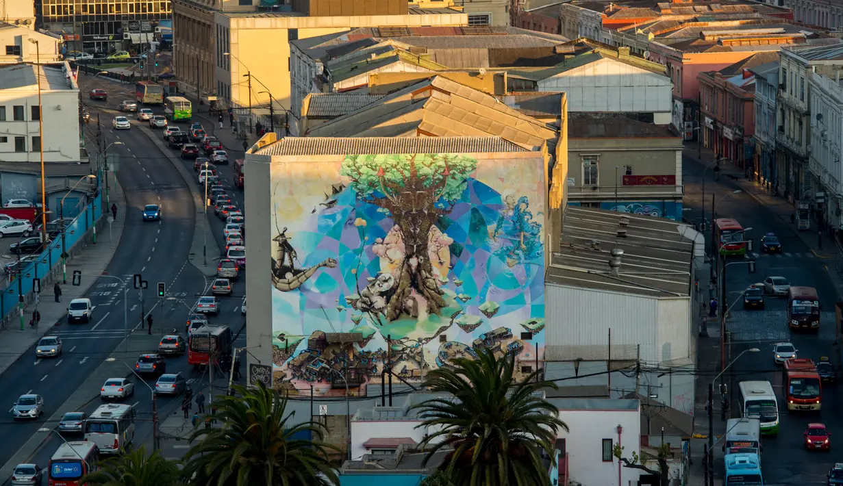 Pemandangan mural di sebuah bangunan di Valparaiso, Chile, 22 April 2019. Jalan bernama Elias Street di Valparaiso tak berbeda jauh dengan jalanan di negara lain, trotoarnya sempit dan berliku. (Martin BERNETTI/AFP)