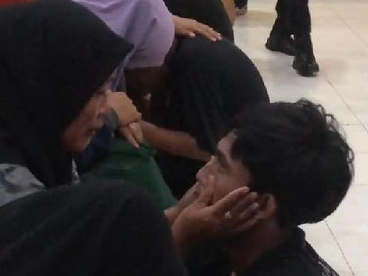 Orang Tua Menangis
