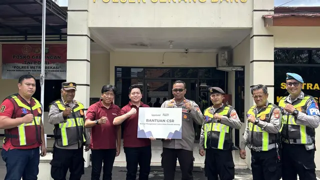 PT Lippo Cikarang Tbk (LPCK) menyerahkan bantuan berupa rompi Polisi Lalu Lintas kepada Polsek Serang Baru pada November 2025. (Dok LPCK)