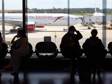 Para penumpang menunggu di Bandara Internasional Wina di Wina, Austria, pada 15 Juli 2020. Bandara Internasional Wina mencatatkan penyusutan volume penumpang sebesar 95,4 persen menjadi 138.124 orang pada Juni 2020 dibandingkan tahun sebelumnya. (Xinhua/Georges Schneider)