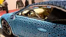 Mobil Bugatti Chiron yang dibangun dari potongan-potongan mainan Lego dihadirkan dalam pameran Paris Motor Show, Selasa (2/10). Mobil ini bisa dikendarai oleh dua orang dan mampu berakselerasi hingga kecepatan 20 km/jam. (AFP / ERIC PIERMONT)