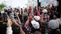 Pendukung setia Basuki Tjahaja Purnama (BTP) atau Ahok, Ahokers berkumpul di RTH Kalijodo, Jakarta, Kamis (24/1). Selain Ahokers, orang-orang yang dulu pernah dibantu Ahok juga datang. (Liputan6.com/Faizal Fanani)